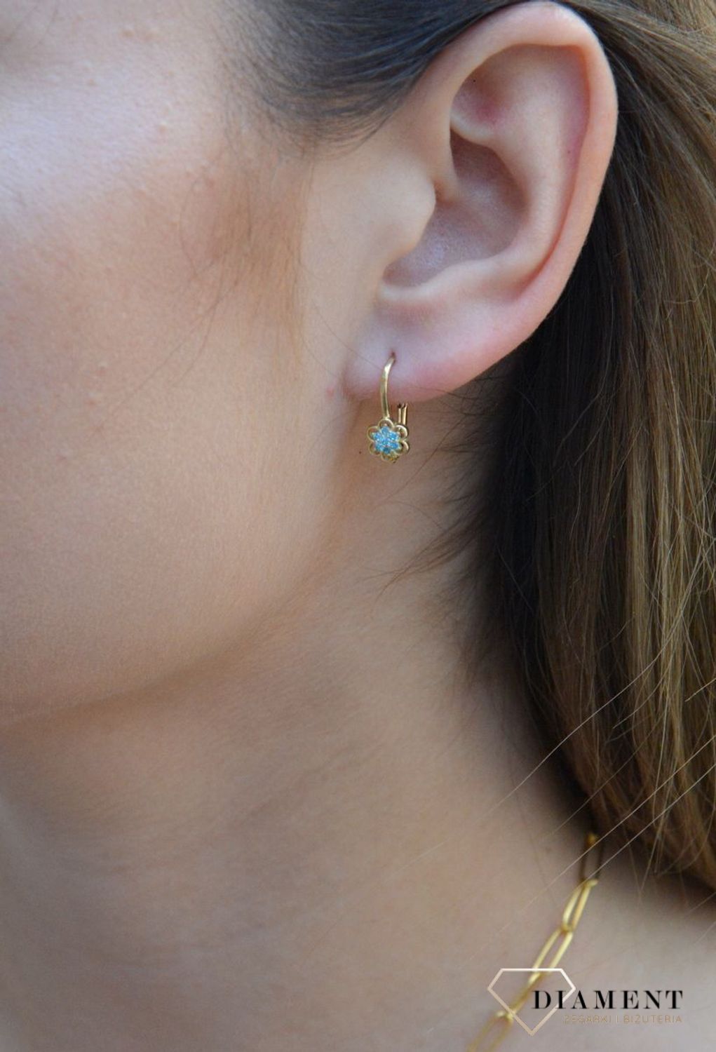 Złote kolczyki 333 kwiatki z niebieską cyrkonią KL 6710D 333Śliczne kolczyki z kolekcji dziecięcej w kształcie pięknego kwiatka. Złoto z ozdobnymi niebieskimi cyrkoniami ułożone w kształt delikatnego kwiatka. Urocza biżuteria.jpg